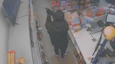 VIDEO: Muž vytáhl na prodavačku zbraň. Byl jsem v tíživé situaci, řekl