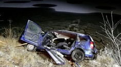 Svědek nehody zachránil řidiče, jehož auto se převrátilo do rybníka