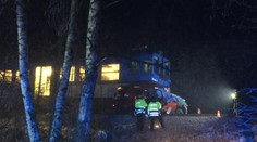 Vlak smetl auto na přejezdu, tlačil ho stovky metrů! Zemřeli dva muži