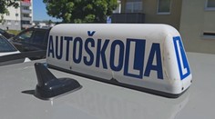 Instruktor měl v autoškole strhnout auto na expřítelkyni. Začal soud