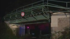 Na Písecku narazil náklaďák do železničního mostu. Srážka komplikuje dopravu