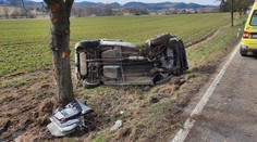 Řidič narazil se škodovkou do stromu. Záchranáři už mu nemohli pomoci