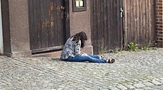 Patrasovou po nehodě málem srazil autobus. Pak se válela na chodníku