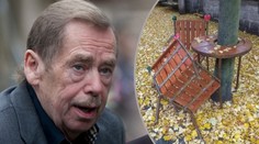 Lavičku Václava Havla v Jihlavě poničili vandalové!