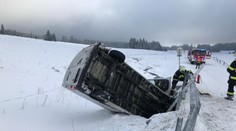 Čerstvý sníh způsobil chaos na silnicích, přibyla nová výstraha