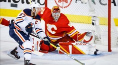 Oilers po dramatické bitvě urvali postup. Nečas asistoval u výhry Caroliny