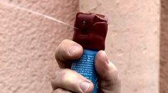 Aby se dostal k telefonům, neváhal použít slzný sprej. Zloděj měl řádit ve třech krajích