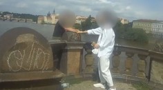Muž chtěl skočit z mostu Legií, rozmluvila mu to kolemjdoucí