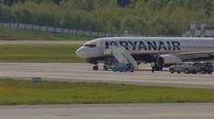 Bělorusové letadlo podle expertů unesli. Zadržený novinář natočil video