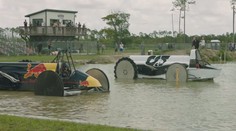 Řídit dokáže cokoli. Úřadující šampion formule 1 vyměnil asfalt za bažinu