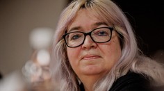 Senátorka Zwyrtek Hamplová zkolabovala. Z jednání ji odvezla sanitka