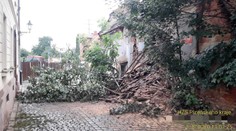 V Plzni se částečně zřítil dům, lidi v troskách hledá policejní psovod!