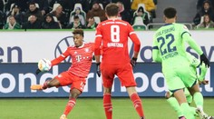 Bayern zvládl přestřelku s Wolfsburgem. Téměř celý poločas hrál v oslabení
