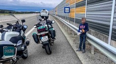 K tragédii chybělo málo. Po rychlostní silnici se procházel malý chlapec