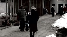Surový lupič přepadl dvě starší ženy, hledá ho policie