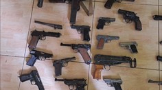 Po mrtvém muži zbylo skoro třicet zbraní a rozbušky. Držel je nelegálně