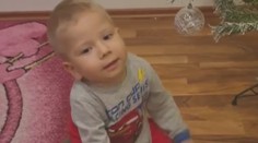 Vánoční zázrak! Díky léku vážně nemocný Maxík začal lézt po čtyřech