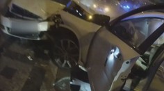 Muž v kradeném luxusním autě ujížděl policii. Honička skončila bouračkou