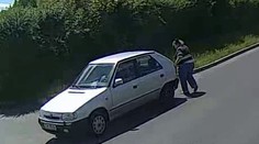 Řidička v Plzni smetla muže na mopedu a ujela, pátrá po ní policie