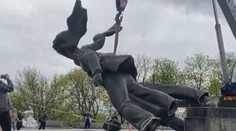 V Kyjevě strhli symbol rusko-ukrajinského přátelství. Soše nejprve setnuli hlavu