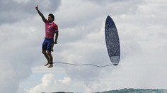 Tohle už nic nepřekoná. Surfař se stal hitem olympiády díky nejlepší fotce