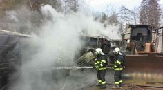 Od hořící dodávky chytla další auta. Škoda jde do milionů