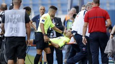 Děsivý moment ve francouzské Ligue 1. Sudí pozdravil hráče, pak zkolaboval