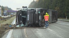 Dálnici D1 blokoval převrácený kamion, tvořily se dlouhé kolony