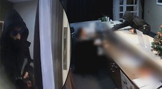 Hrůzný zážitek v práci! Lupič mířil v hotelu na recepční pistolí. VIDEO