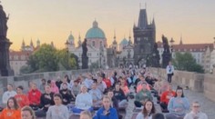 Karlův most obsadily stovky jogínů. Společný Pozdrav slunci trval hodinu