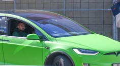 Kyrgiosovi ukradli auto. Zloděj se zbraní v ruce zjišťoval, jak se elektromobil řídí