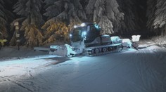 Lyžařská sezóna začíná. Rolbaři upravují běžecké tratě, otevřou i některé skiareály