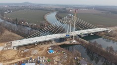 Dělníci dokončují největší lanový most v republice. U Pardubic překlene Labe