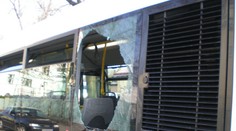 Muž nevydržel čekání v koloně v Holešovicích, proto VYMLÁTIL okno a vyskočil z autobusu