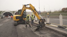 Dělníci na Pražském okruhu závodí s časem. Na opravu silnice mají jen víkend