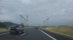 Šílenec si spletl svoji dacii s formulí. Letěl v protisměru, přes plnou i přes křižovatku