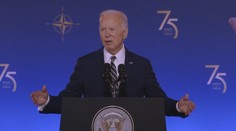 Biden vyznamenal šéfa NATO. Ukrajině slíbil protivzdušnou ochranu
