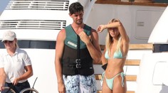 Slavný brankář si užívá líbánky v ráji, novomanželka provokuje sexy tělem