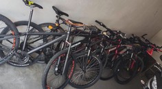 Policisté dopadli zloděje kol, který řádil na východu Čech. U soudu ho museli uklidňovat