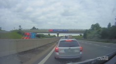 Vezl manželku do nemocnice, na dálnici jej začal vybržďovat kombík!