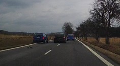 Při předjíždění řidiči do cesty vjelo jiné auto. Od vážné nehody ujelo!