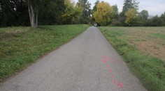 Cyklista narazil do ženy s kočárkem a odjel. Pátrá po něm policie