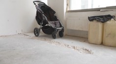 Lidé s dětmi dál žijí v troskách bývalé továrny. Majiteli hrozí vysoká pokuta