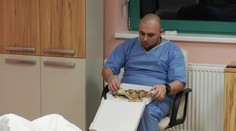 Tatínek si k porodu přinesl pizzu a colu: Bylo to jako kino, chválil si