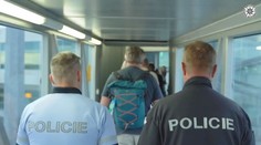Hledaného muže objevili kvůli dovolené manželky. Teď ho převezli do Česka