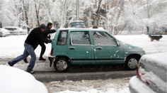 10 věcí, bez kterých se při zimním provozu auta neobejdete. Není to jen o výměně pneumatik