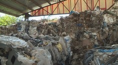 Malá obec přetéká odpadky! Kamiony tam načerno navezly 40 tun plastů