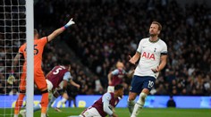 Tottenham doma padl s Aston Villou, Chelsea remizovala s nováčkem