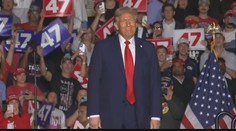 Týden do voleb v USA: Trump i Harrisová pokračují ve volebních kampaních