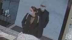 Znáte tento pár? Policie po zlodějích z Hradce Králové pátrá už dva měsíce